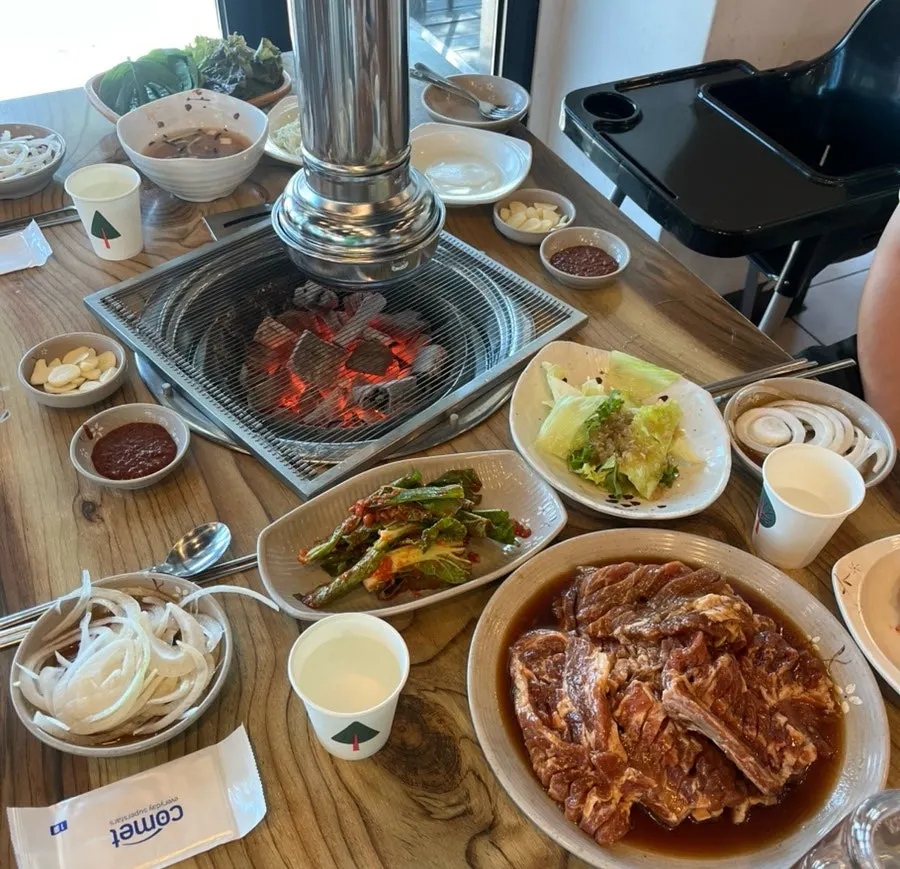 푸짐하게 담긴 양념 돼지갈비