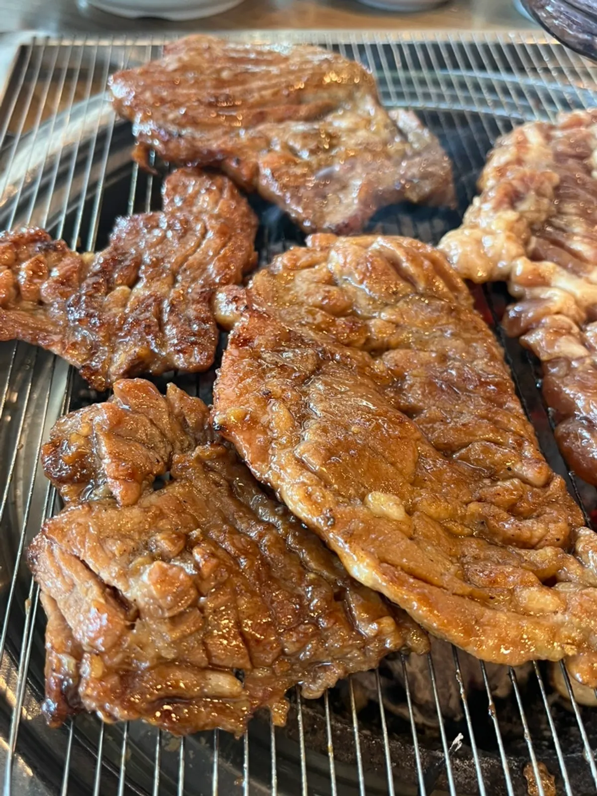 참숯 석쇠 위에 올린 돼지갈비