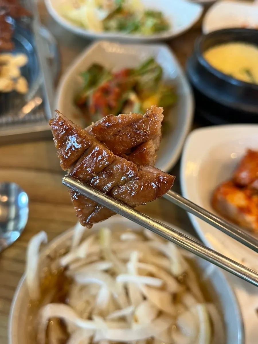노릇하게 익어가는 양념 돼지갈비