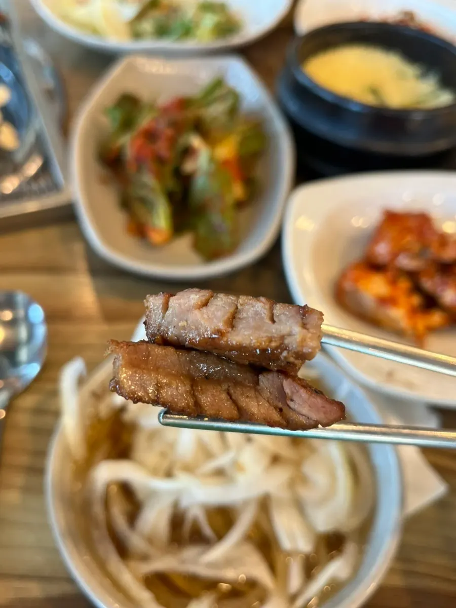 칼집 들어간 갈비 굽는 모습