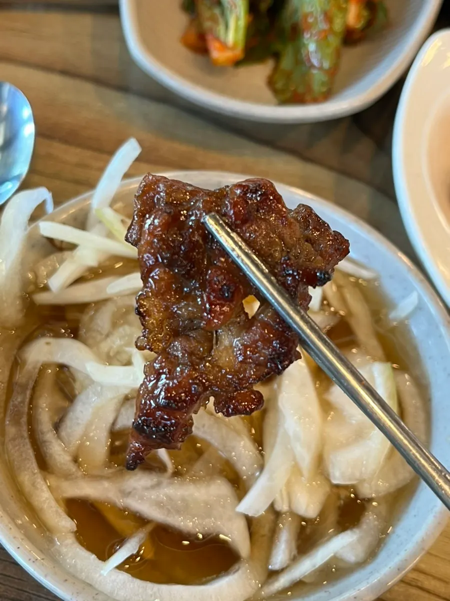 다 구워진 돼지갈비 한 점