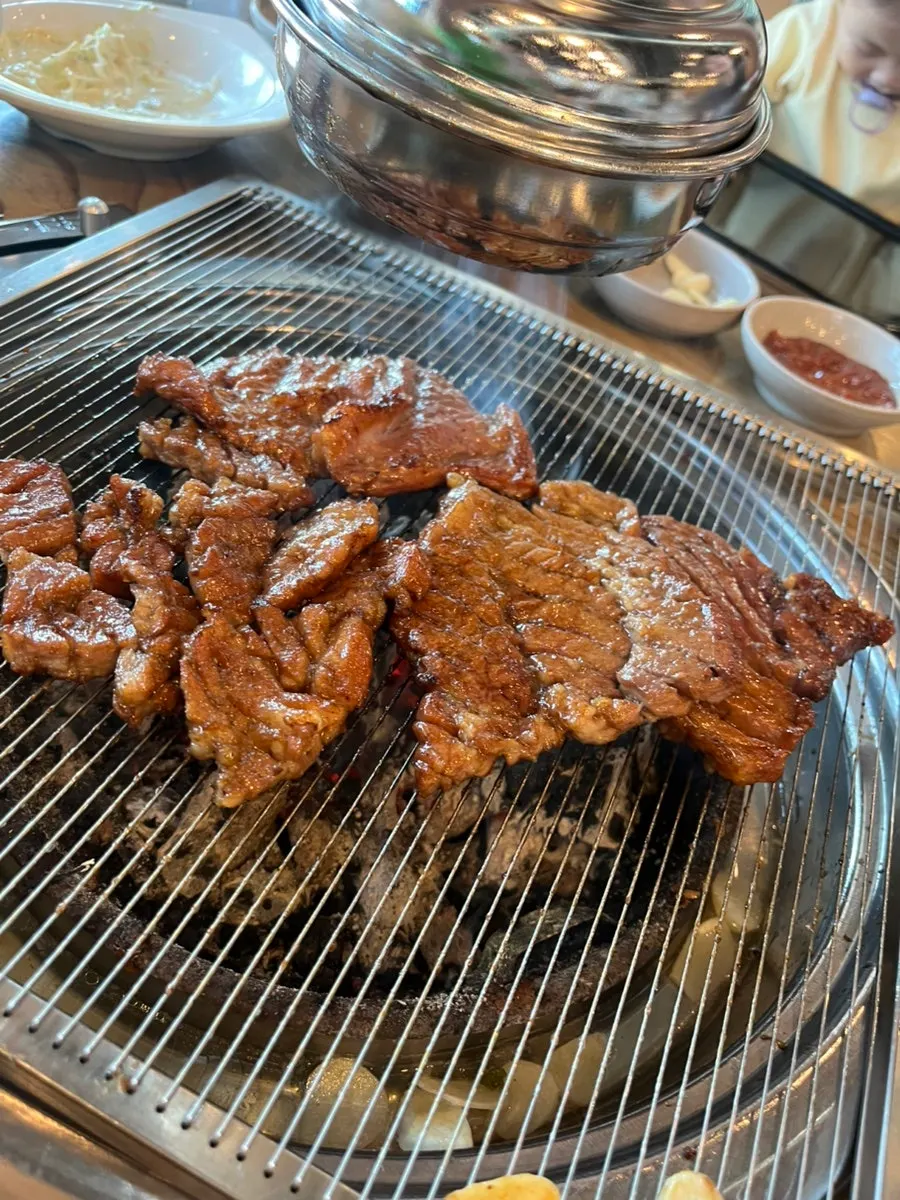 불판 위에 남은 돼지갈비
