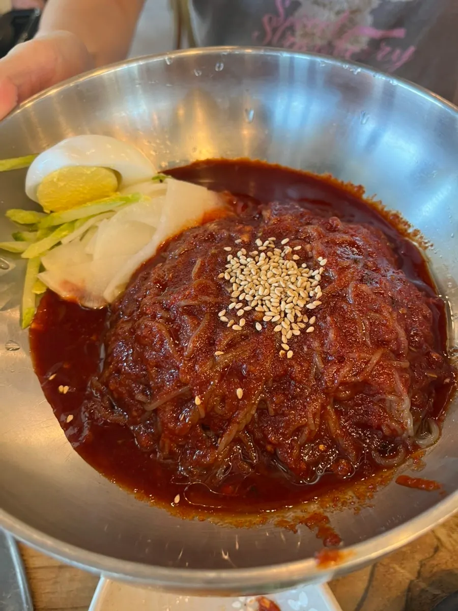 후식으로 주문한 비빔냉면