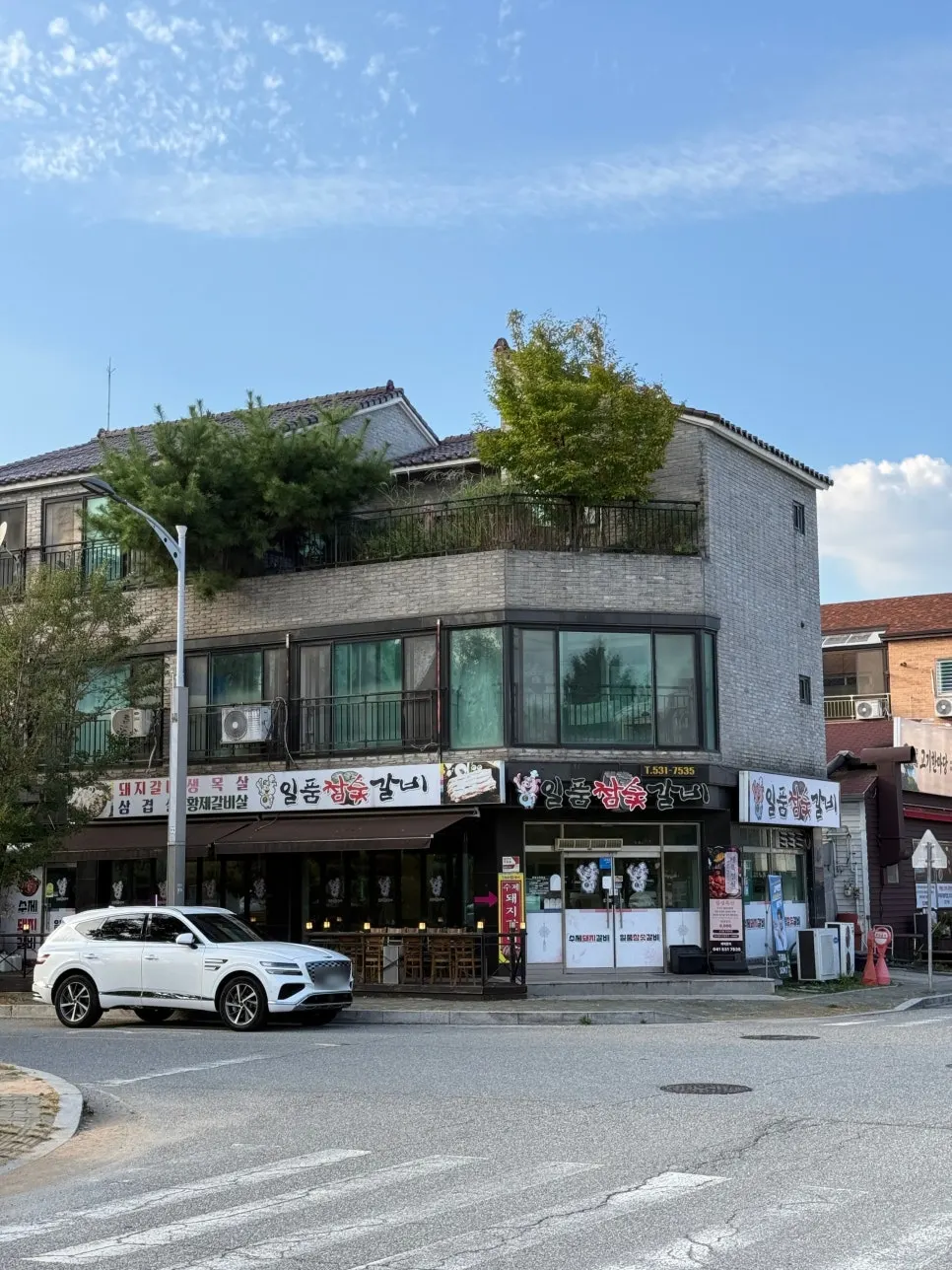 참숯 불판에 올린 돼지갈비와 밑반찬