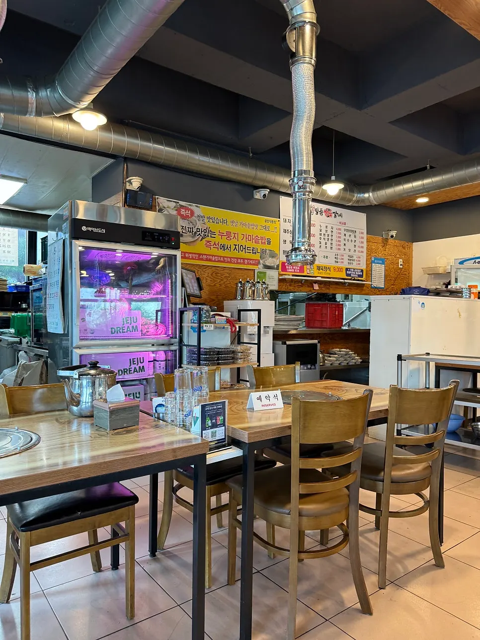 식당 앞 넓은 공영주차장