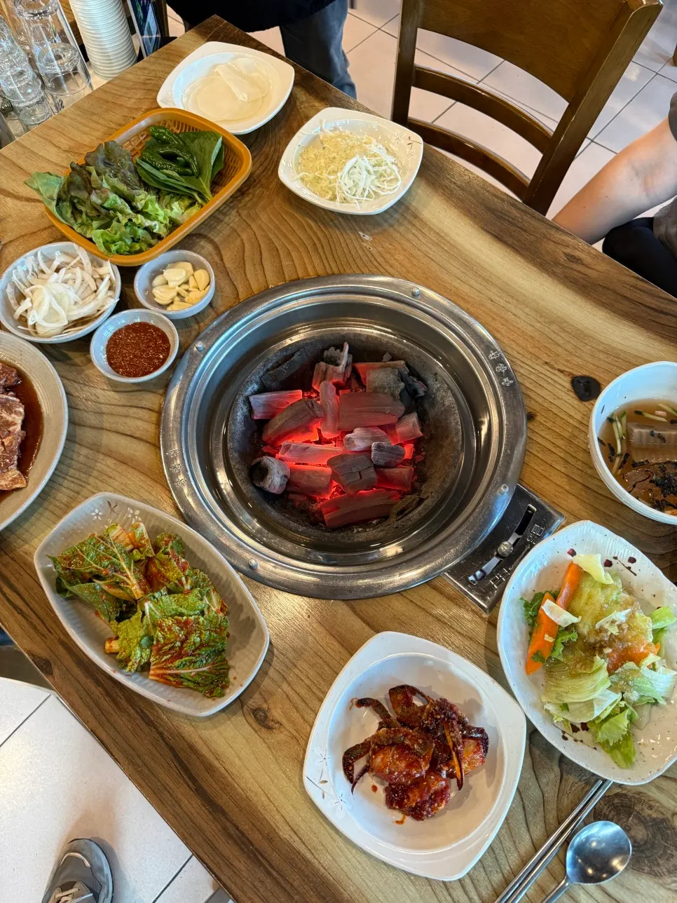고깃집 테이블에 깔린 기본 세팅