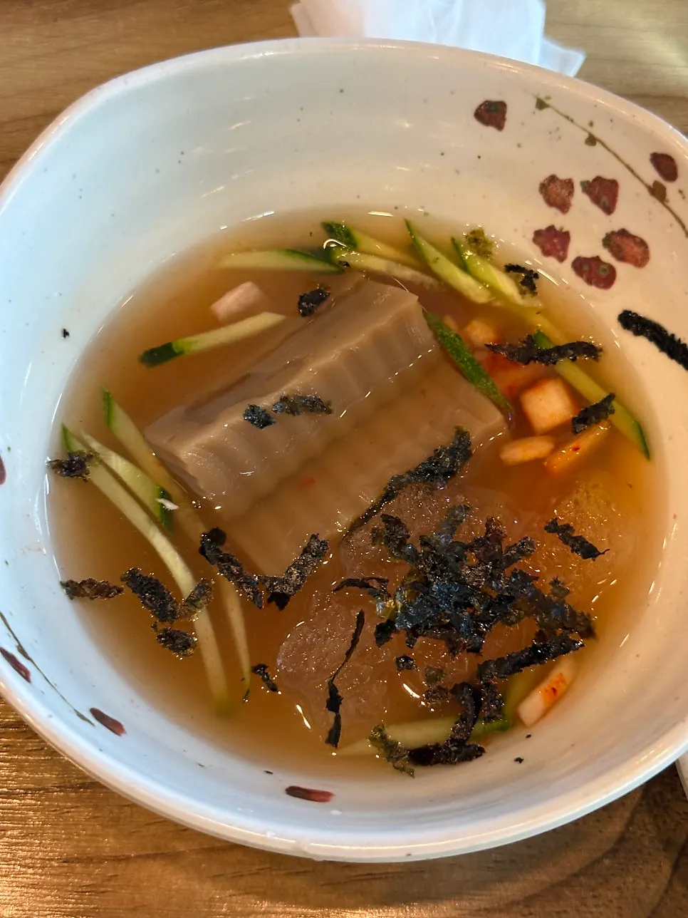 양념게장과 도토리묵 등 밑반찬 접시