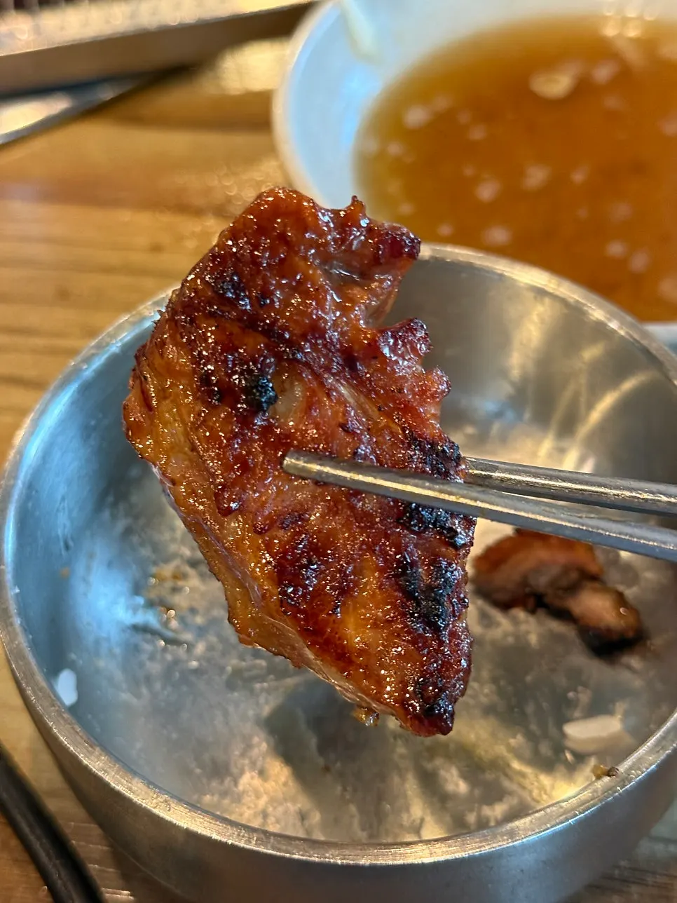 노릇하게 구워진 돼지갈비