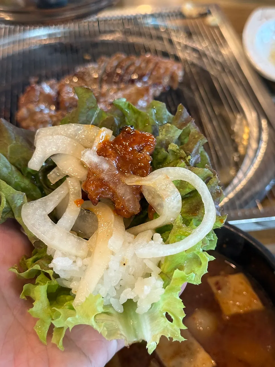 쌈 채소에 올린 돼지갈비 한 점
