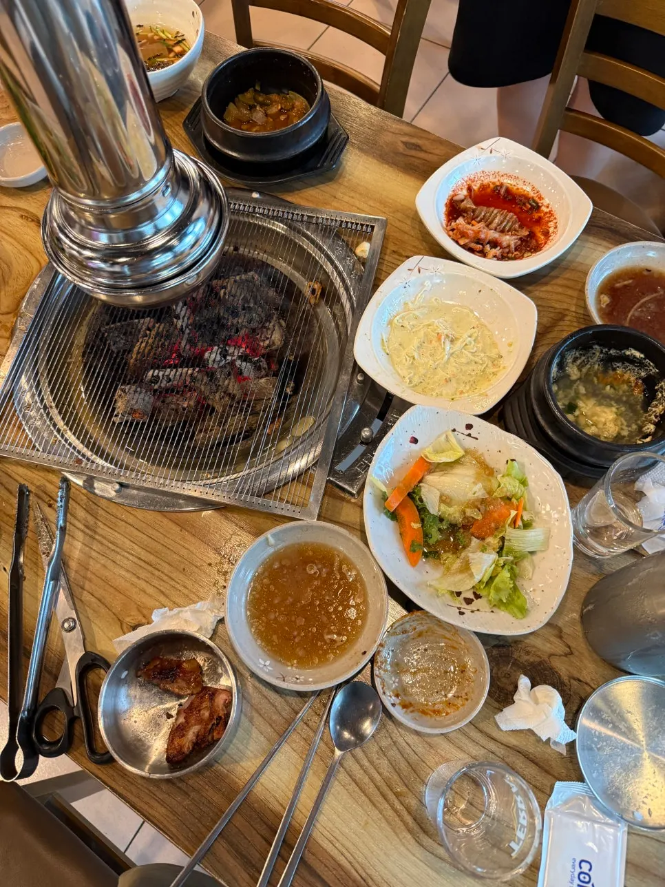 돼지갈비와 밑반찬을 함께 차린 상