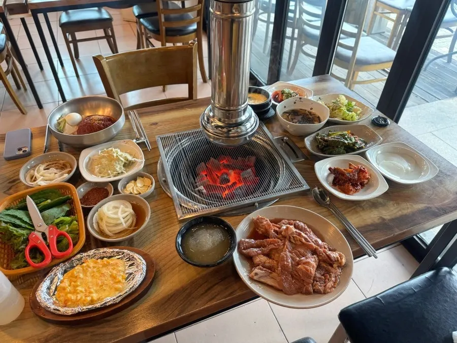 돼지갈비 2인분 주문 시 나오는 푸짐한 한상