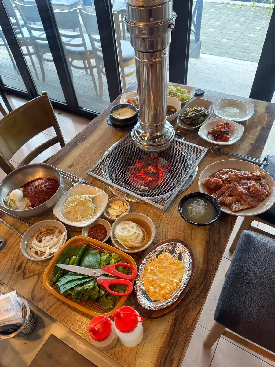 참숯 불판에 올린 돼지갈비