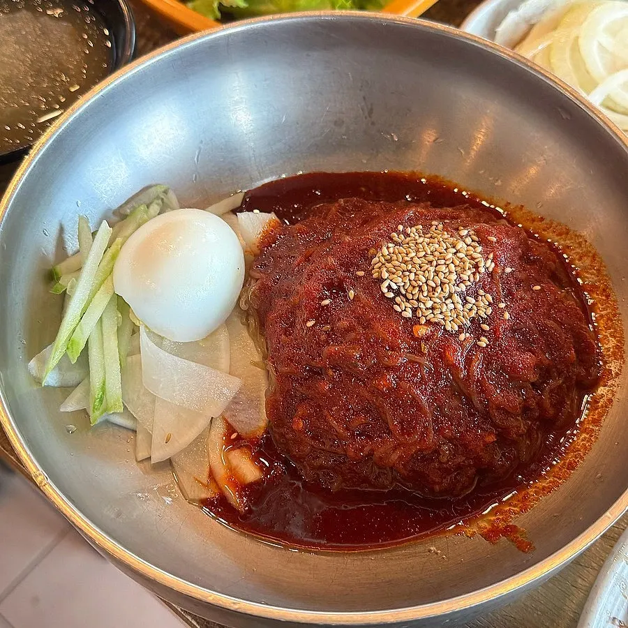 숯불 위에서 익어가는 돼지갈비