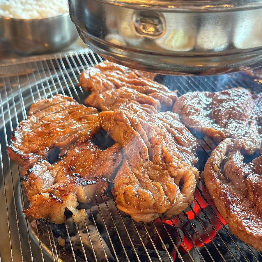 지글지글 익는 참숯 돼지갈비 클로즈업