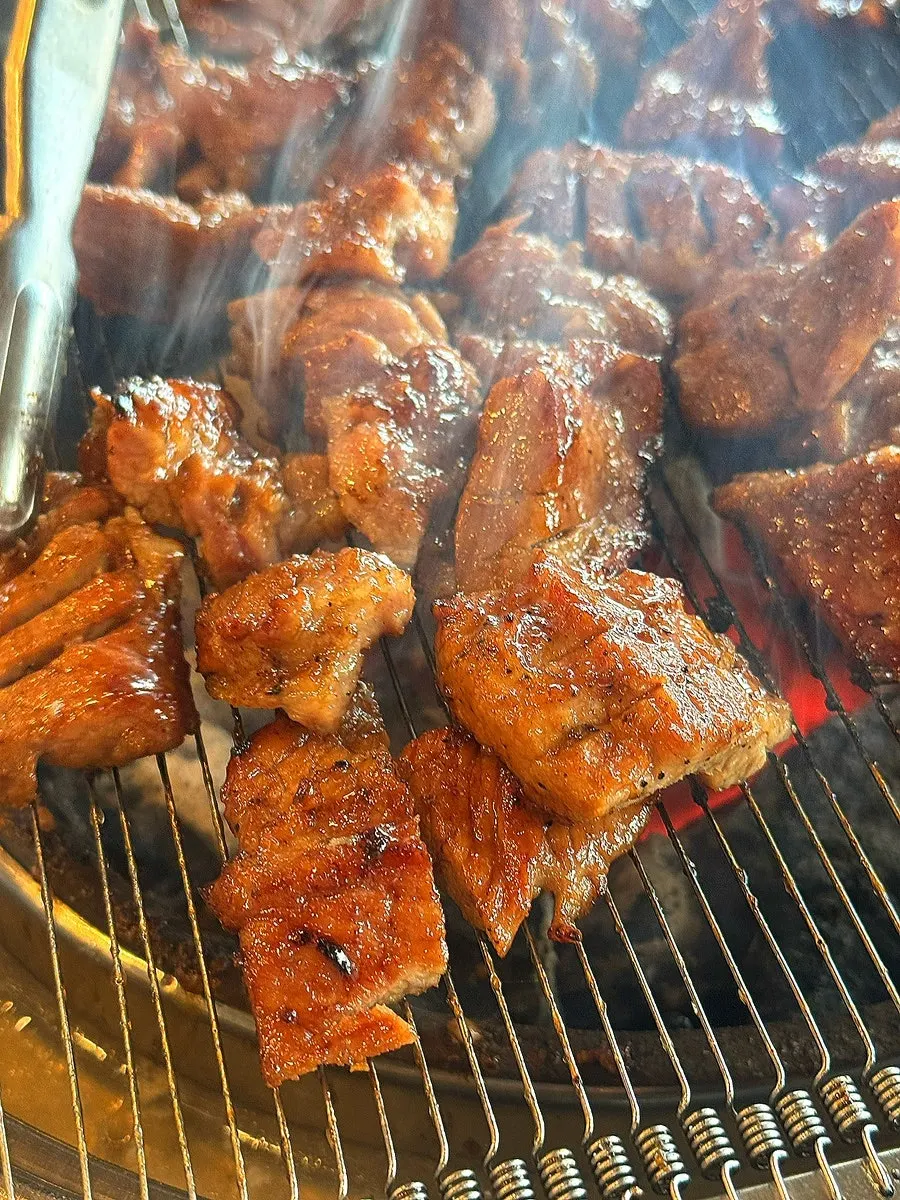 자주 뒤집어 굽는 돼지갈비