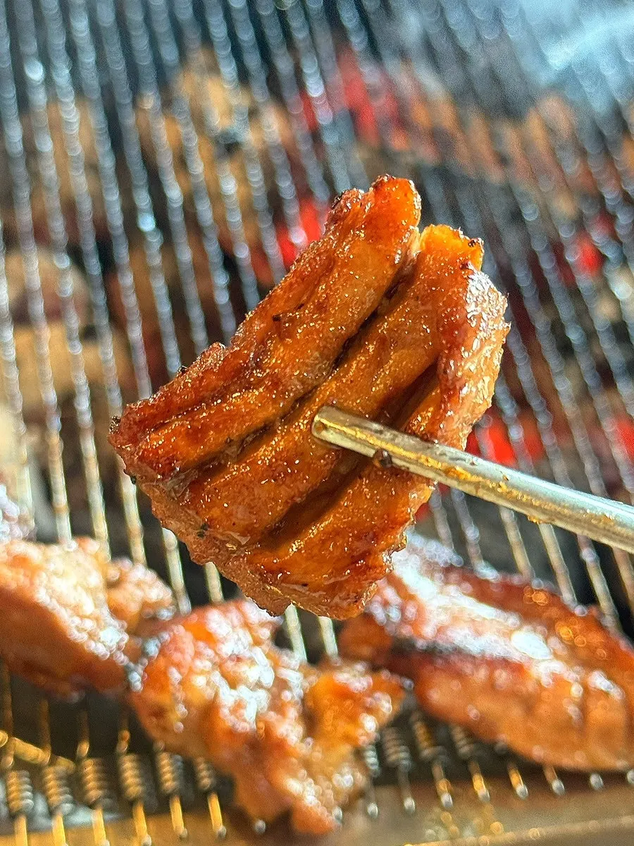 쌈에 올린 참숯 돼지갈비