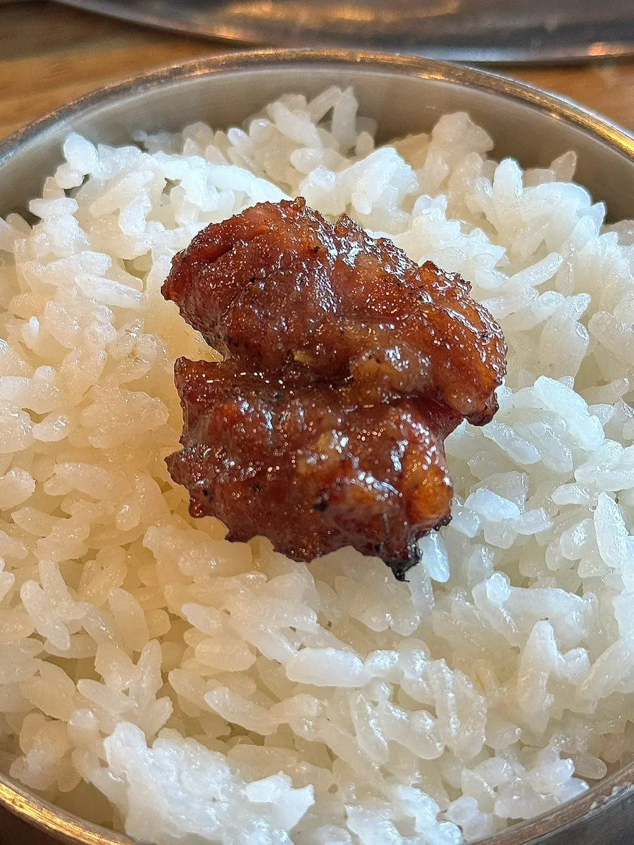 다 익은 돼지갈비와 곁반찬