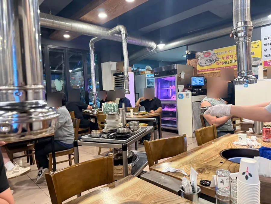 Dining hall seating while waiting for a table