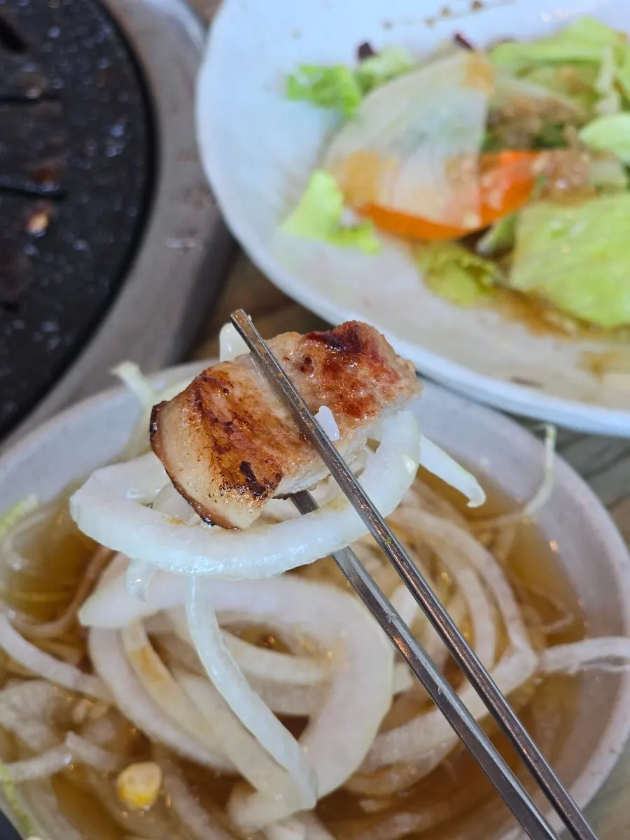 Crispy scorched rice left after scooping stone pot rice