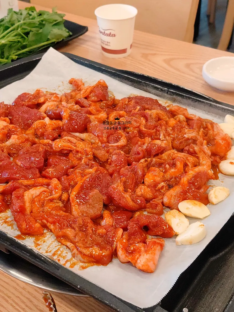 Sauce-soaked duck jumulleok meat