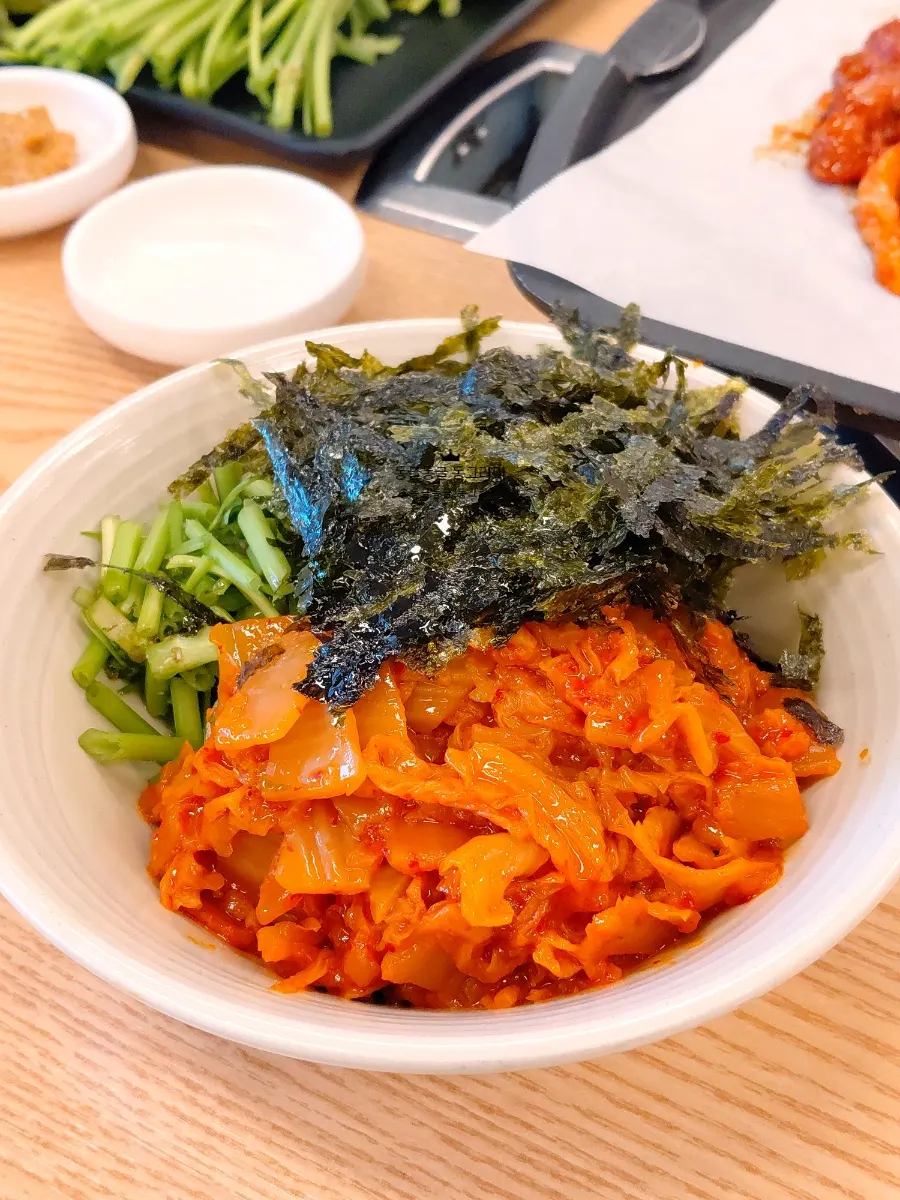 Duck jumulleok spread served with wrap vegetables