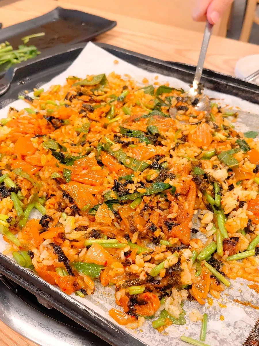 Finishing fried rice made in the leftover sauce