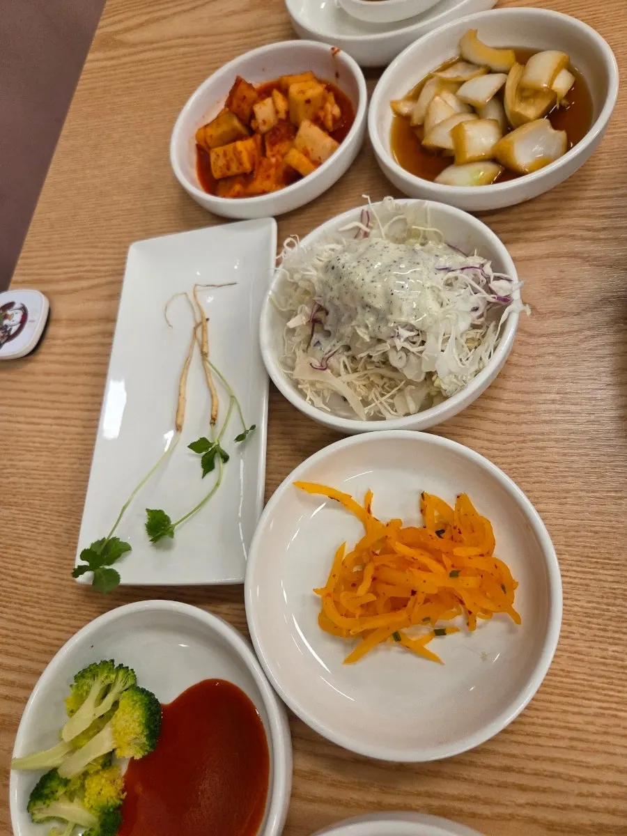백숙과 함께 나온 기본 반찬 한 상