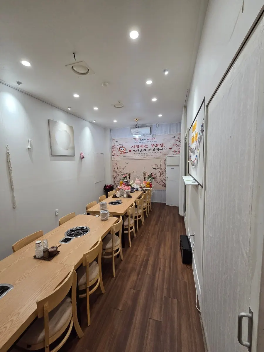 생일상이 차려진 룸 테이블