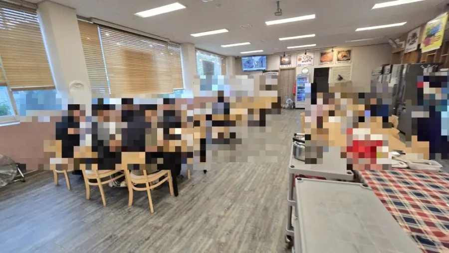 Interior of Oneungi Shabu Baeksuk with wide table spacing