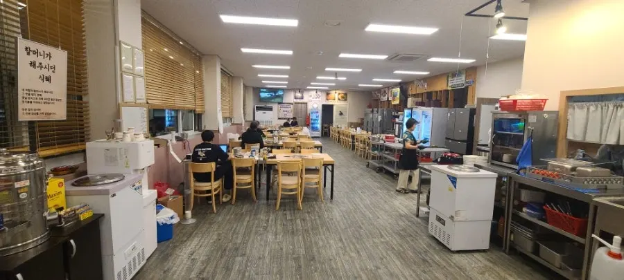 오능이샤브백숙 내부 좌석
