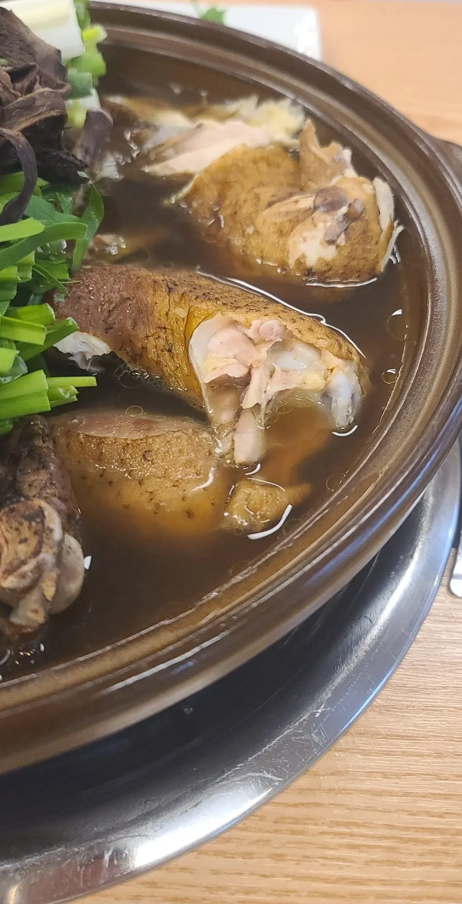 능이버섯이 수북한 닭백숙 냄비