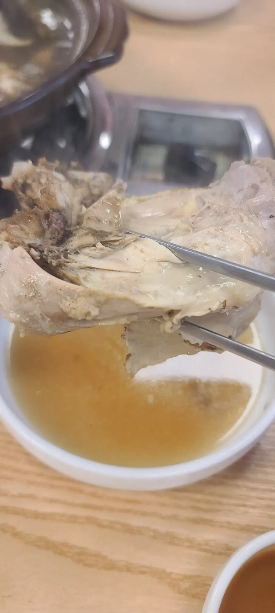 끓는 백숙 국물에 넣는 버섯