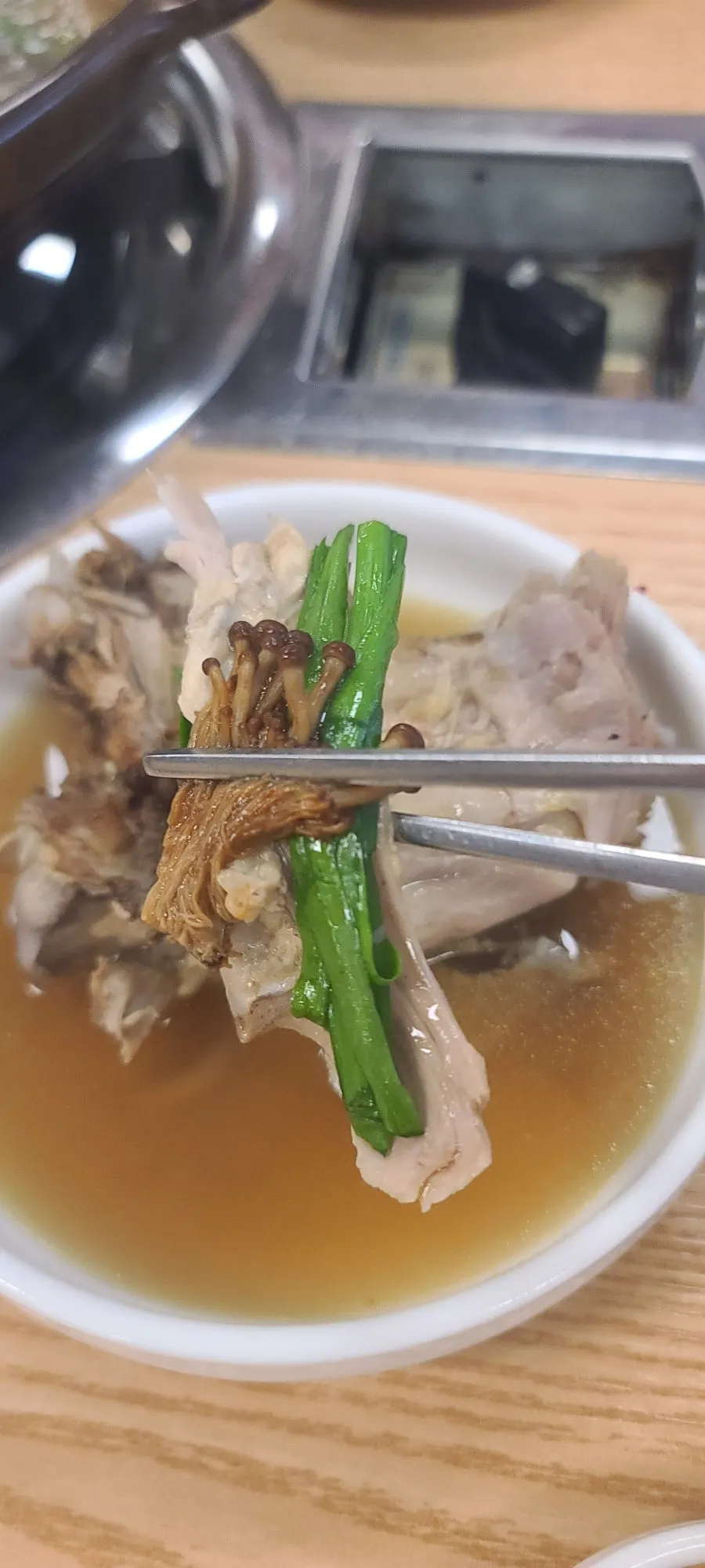 닭고기와 부추, 버섯을 소스에 찍은 모습
