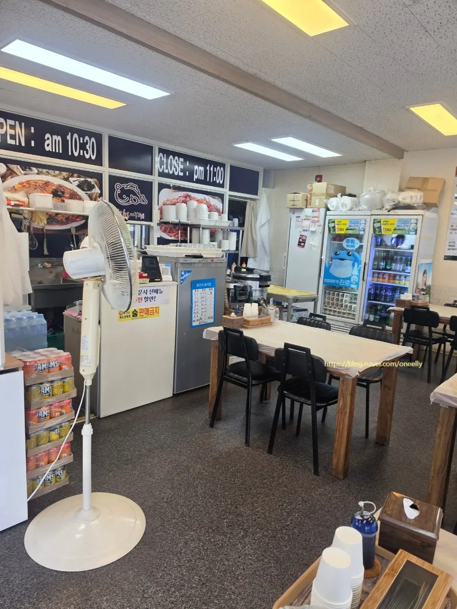铺着塑料桌布的四人桌店内