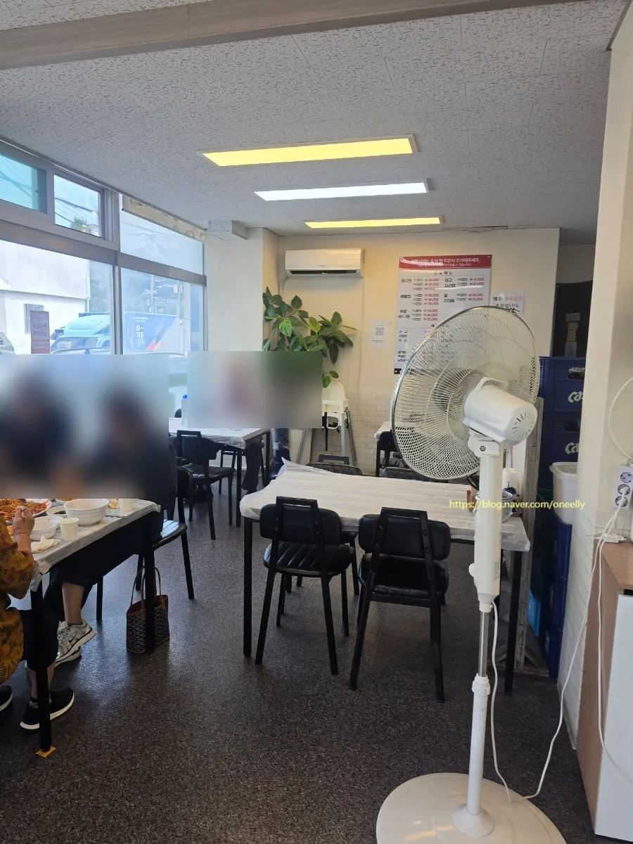 深山安康鱼炖菜牙山店大厅座位全景
