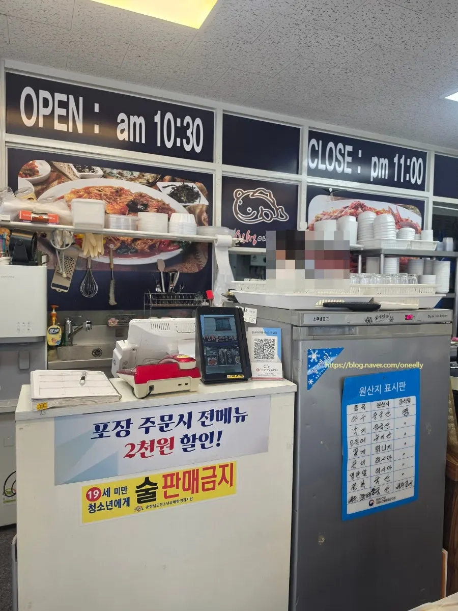 店内墙面与桌位布置