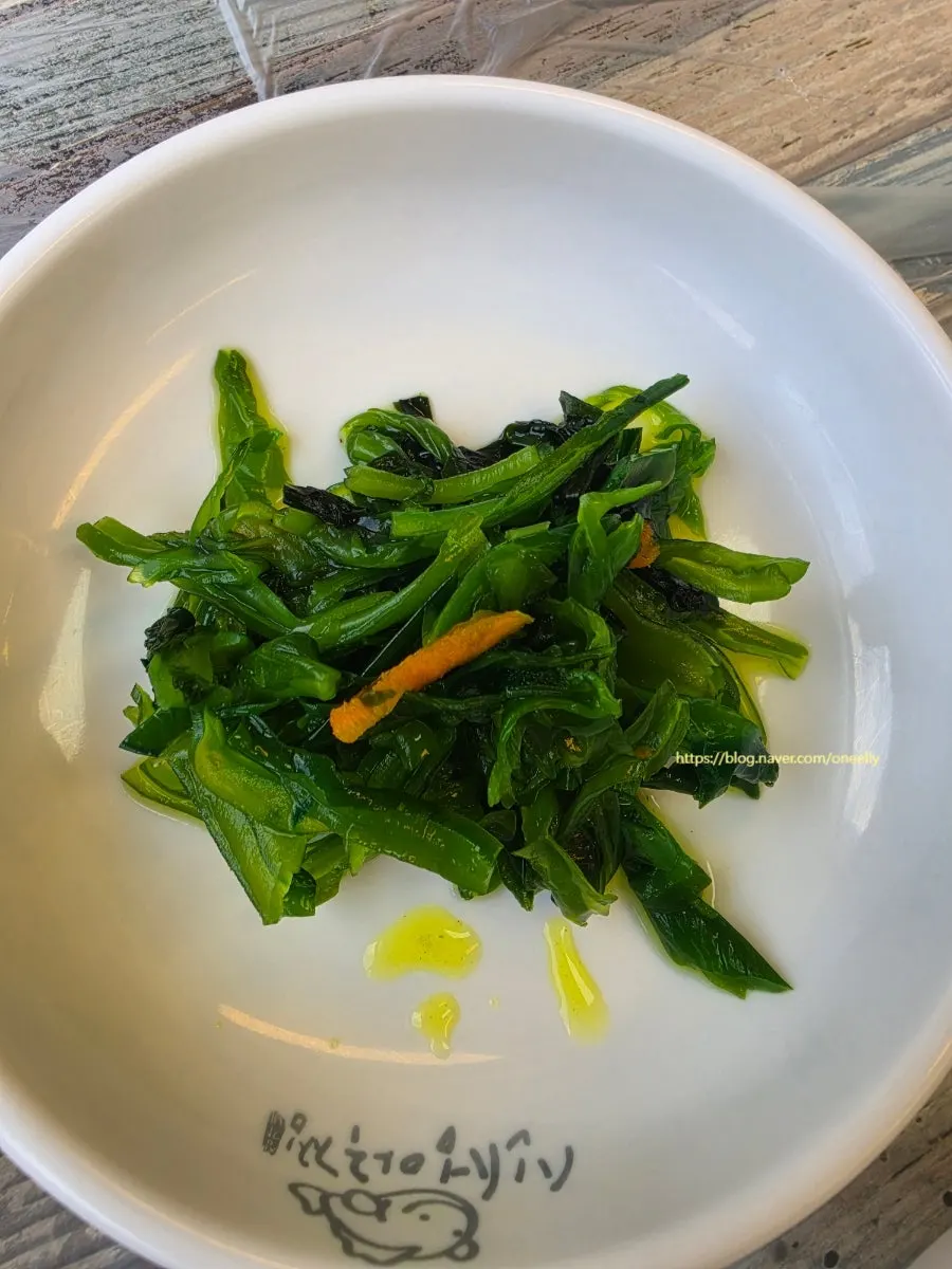 白泡菜与海藻凉拌菜等基本小菜