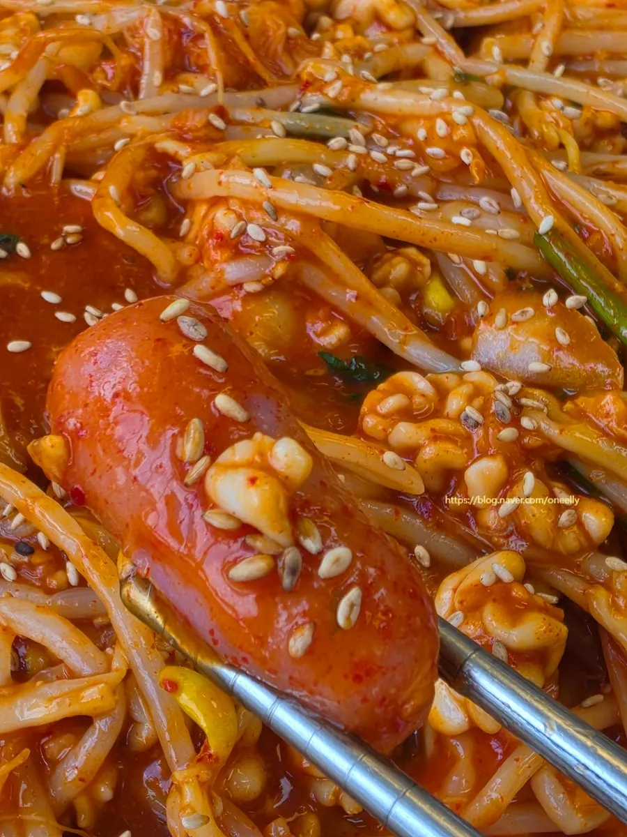 小菜与安康鱼炖菜主菜一起摆上桌