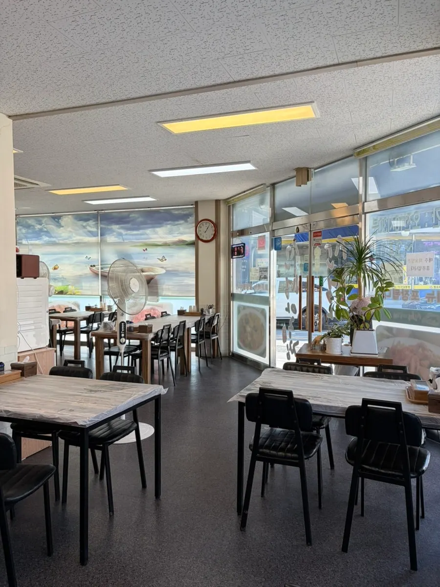 Interior of Sinseong Agujjim Asan Branch with 4-person tables
