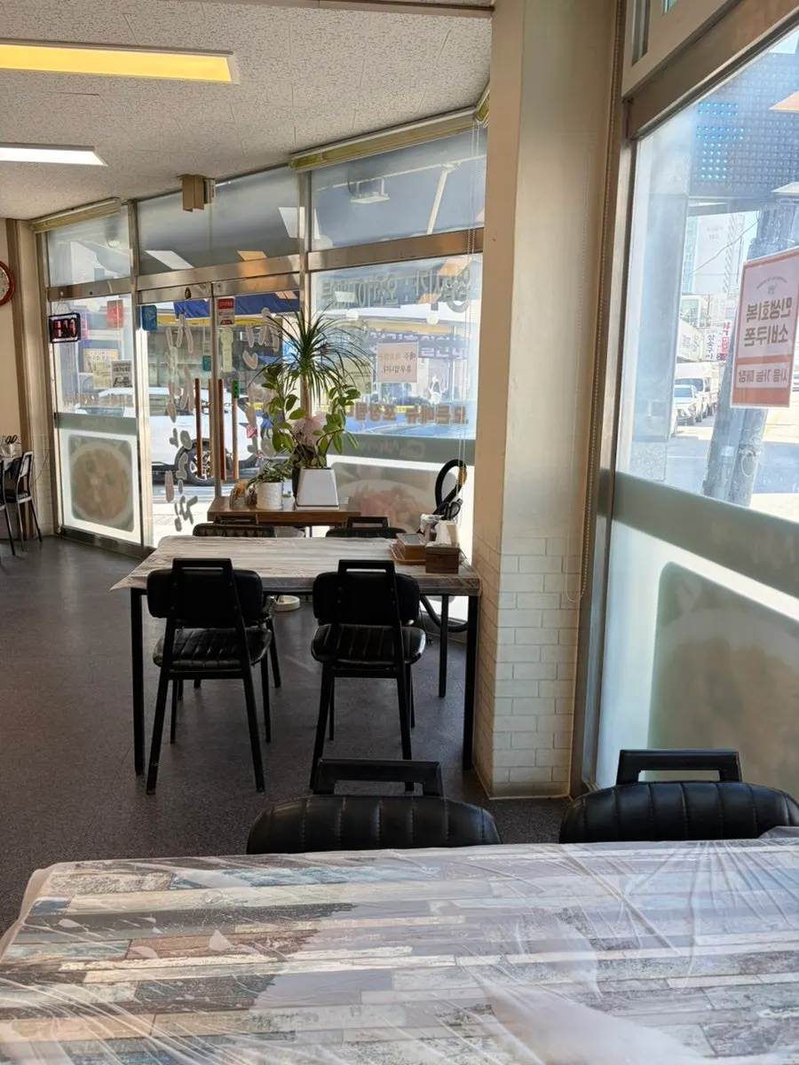 Interior with a group table made from two joined tables