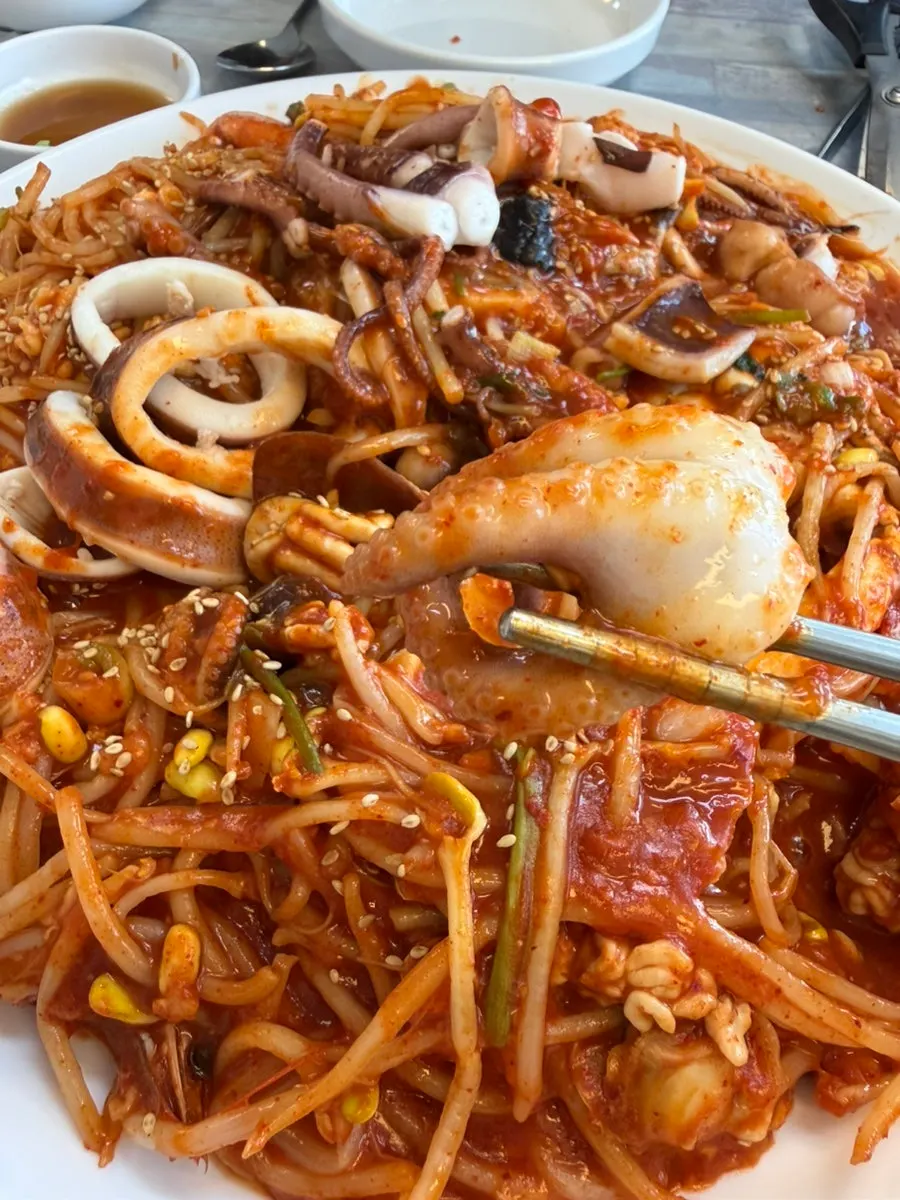 Picking up squid and webfoot octopus with chopsticks