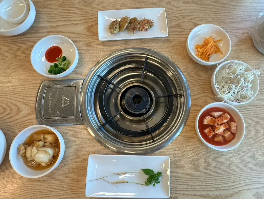 Side dish plates served before the baeksuk arrives