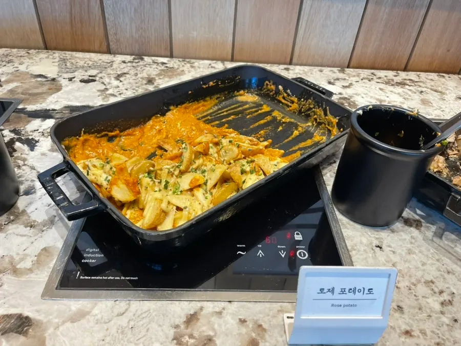 닭강정이 담긴 사이드 코너