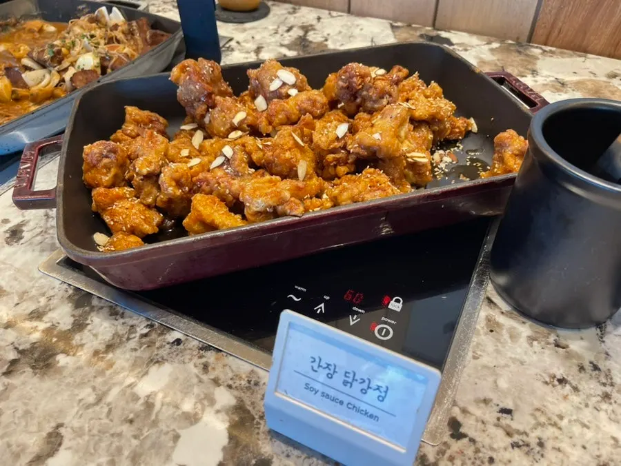 떡과 오렌지, 토마토가 놓인 코너