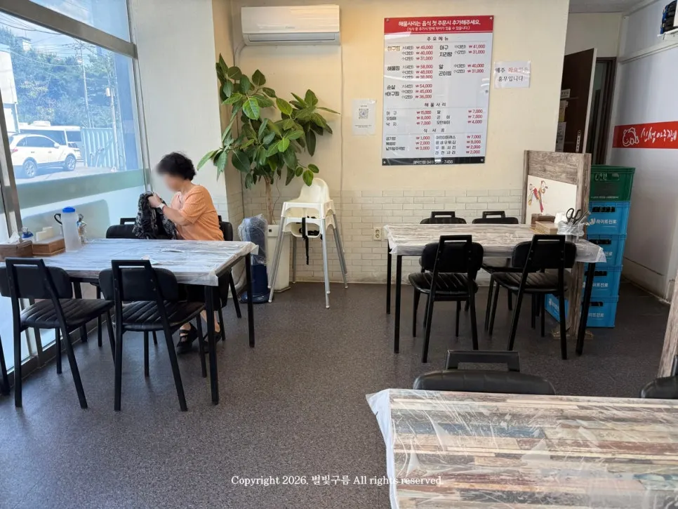아기의자가 준비된 매장 내부 모습
