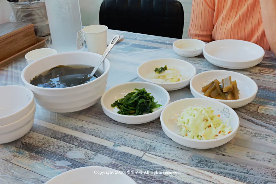 정갈하게 차려진 기본찬 상차림