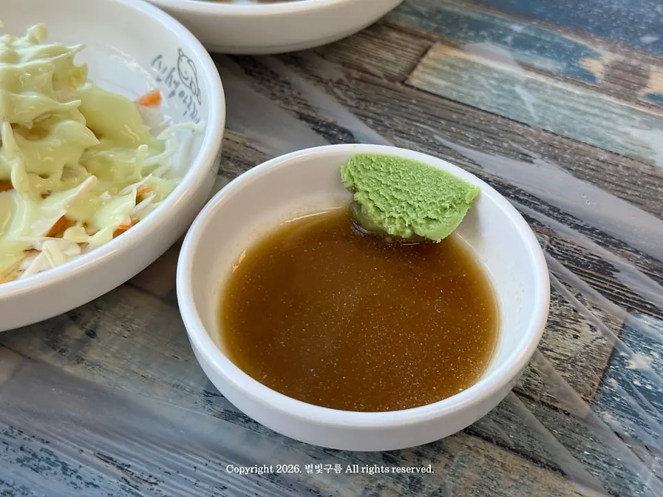간장와사비 소스에 찍은 아구살