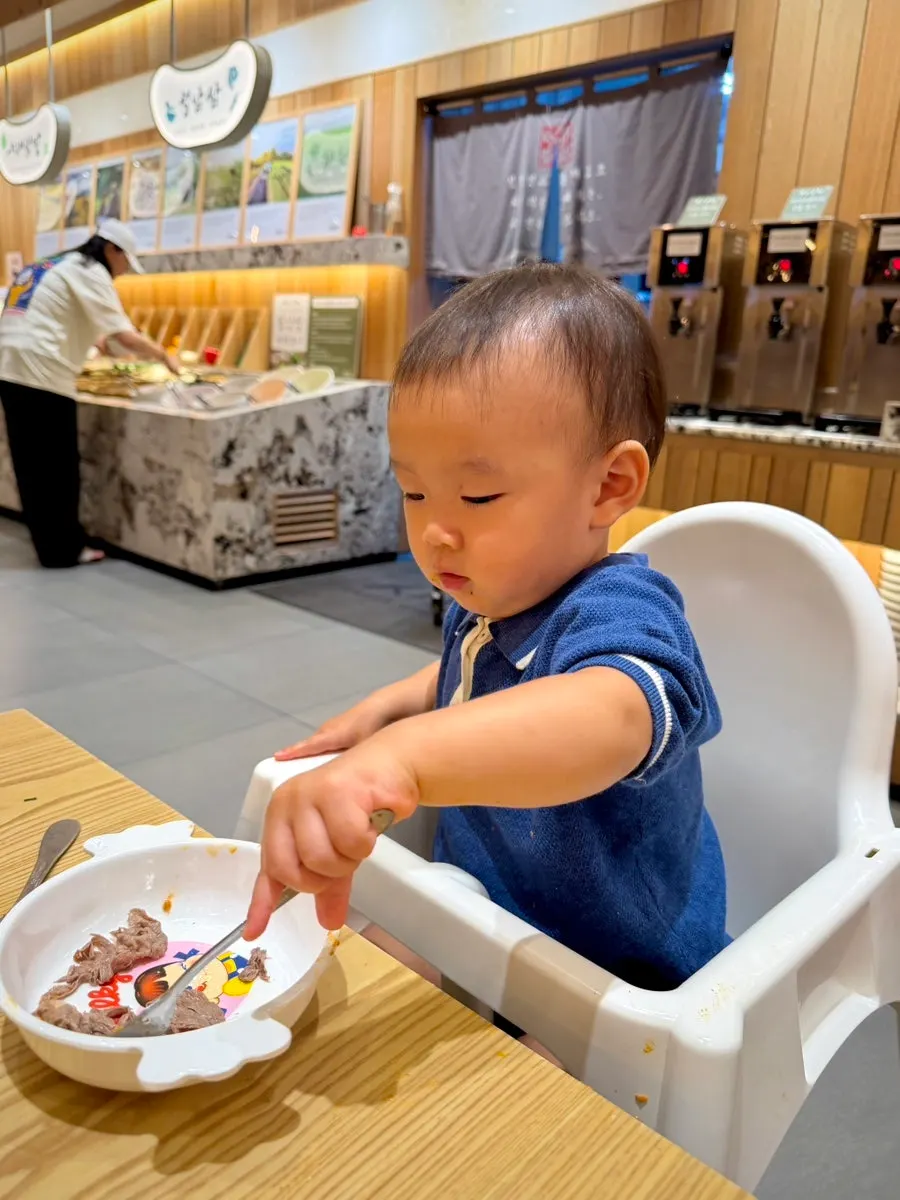 A child eating shabu-shabu
