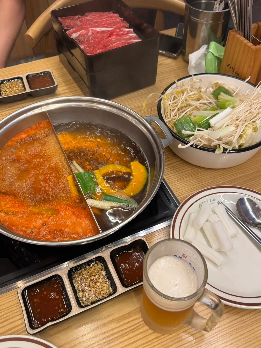 Shabu-shabu with split broth and vegetables