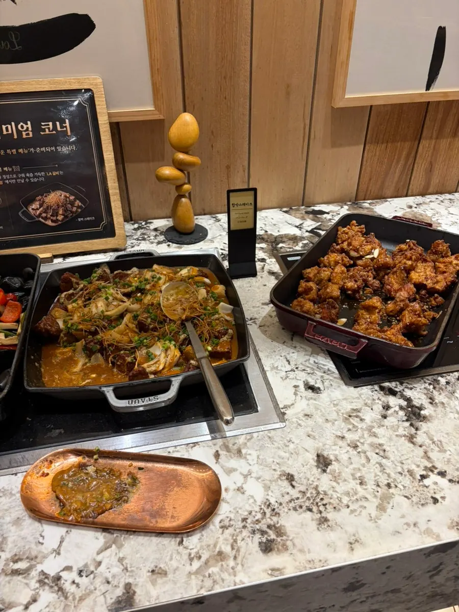 Sauce bar with chili sauce and dressings